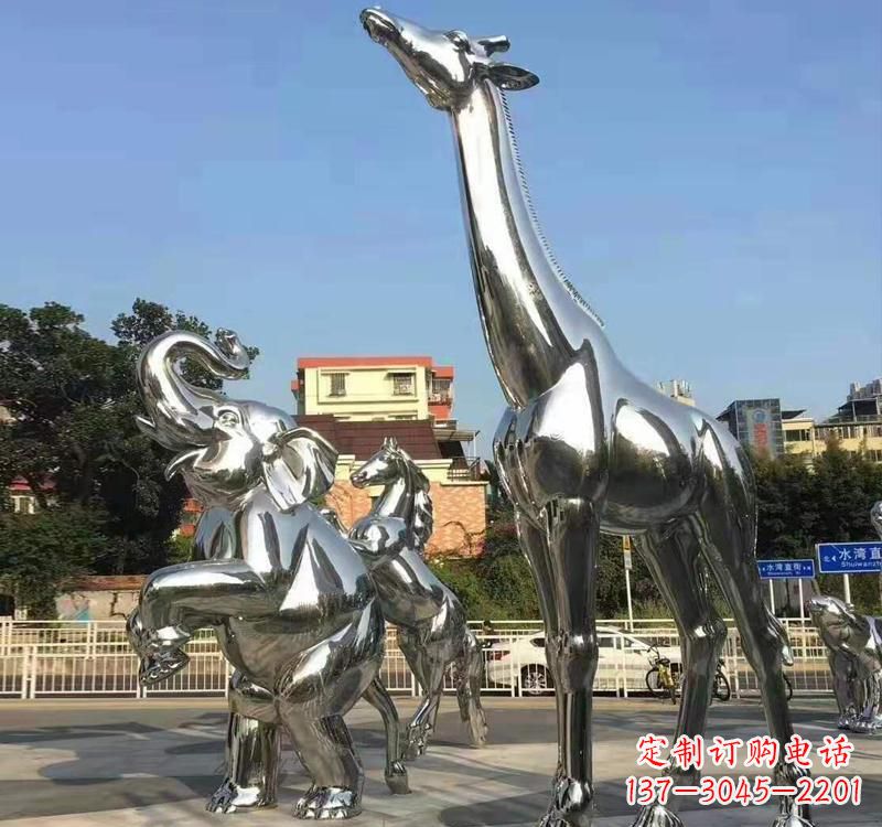 信阳长颈鹿雕塑精美而优雅