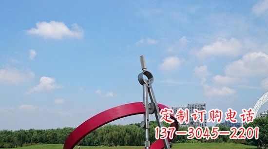 信阳不锈钢圆规雕塑环绕着美景