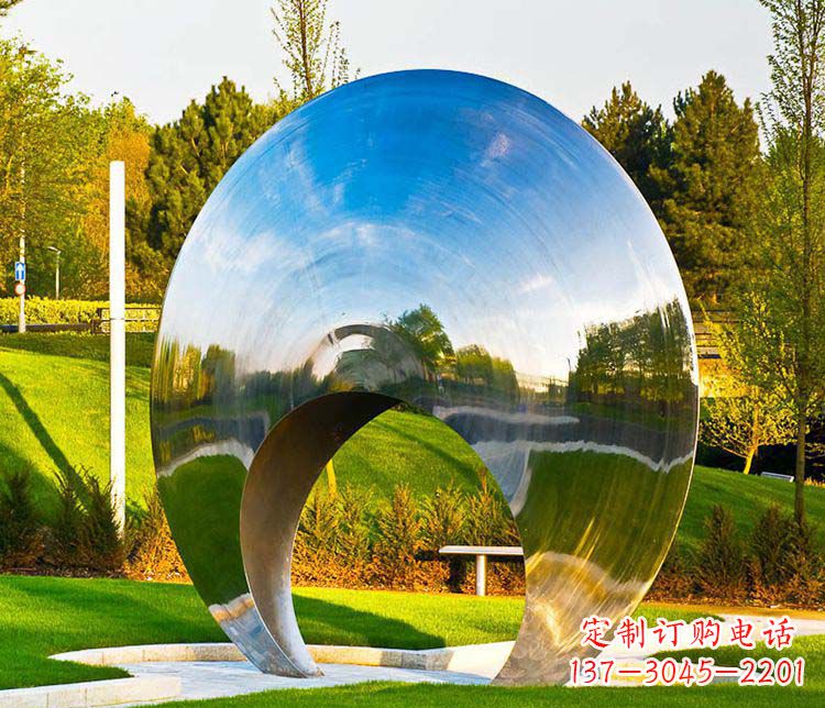 信阳环环相扣的圆环雕塑