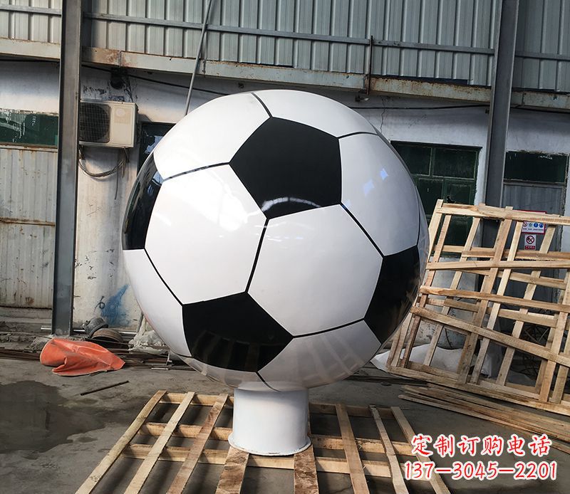 信阳激发足球热情的不锈钢足球雕塑