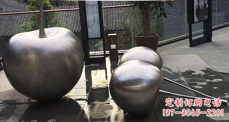 信阳樱桃雕塑点缀步行街美丽景观