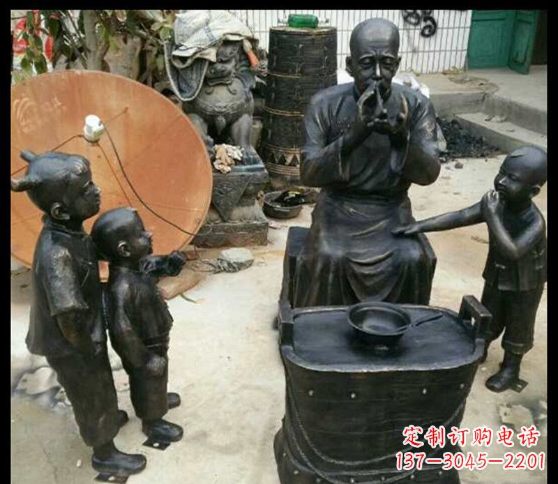 信阳糖果街上的铜雕精灵