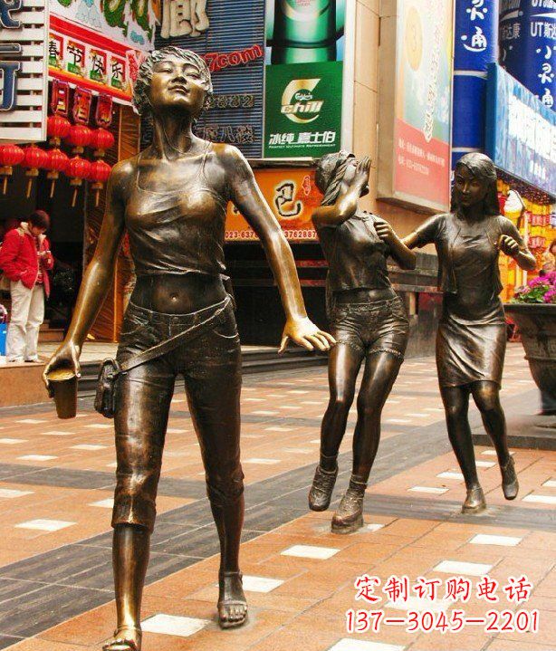 信阳步行街逛街的女孩以铜雕的形式永久保存