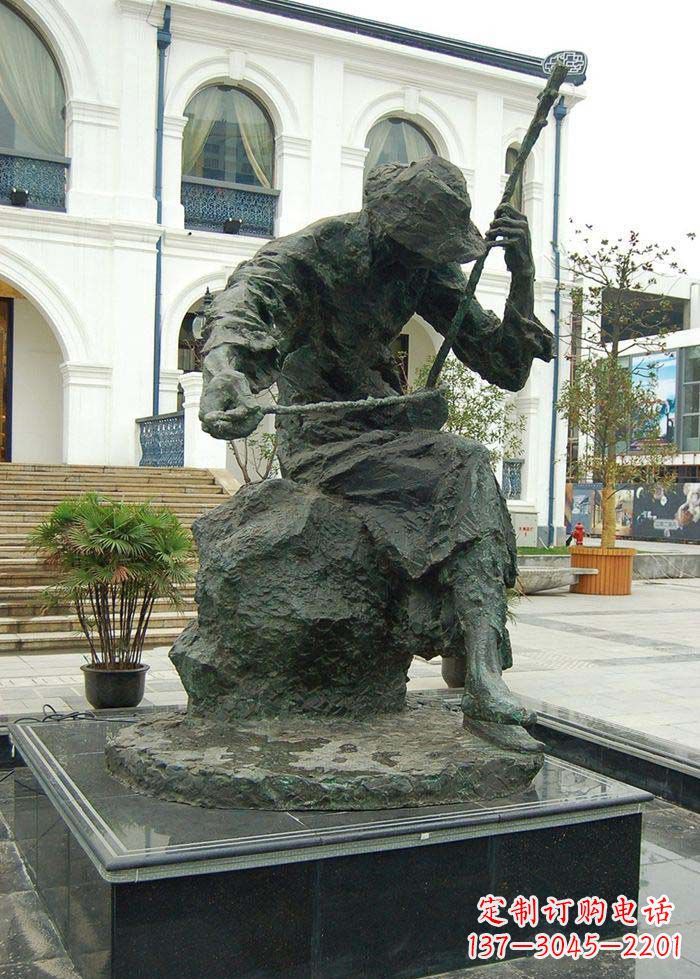 信阳节奏轻快的二胡雕塑