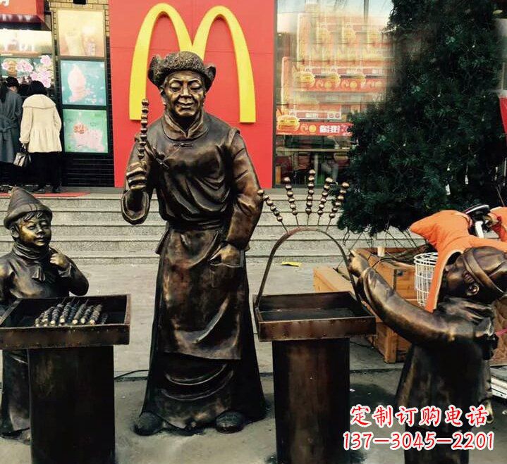信阳步行街上的糖葫芦铜雕