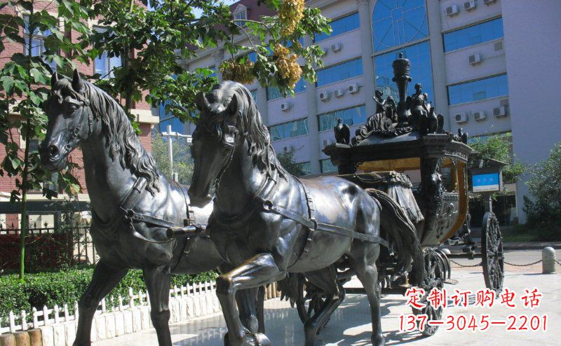 信阳马车雕塑西方步行街的瑰宝