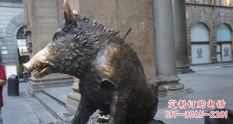 信阳野猪雕塑给步行街带来美丽风景