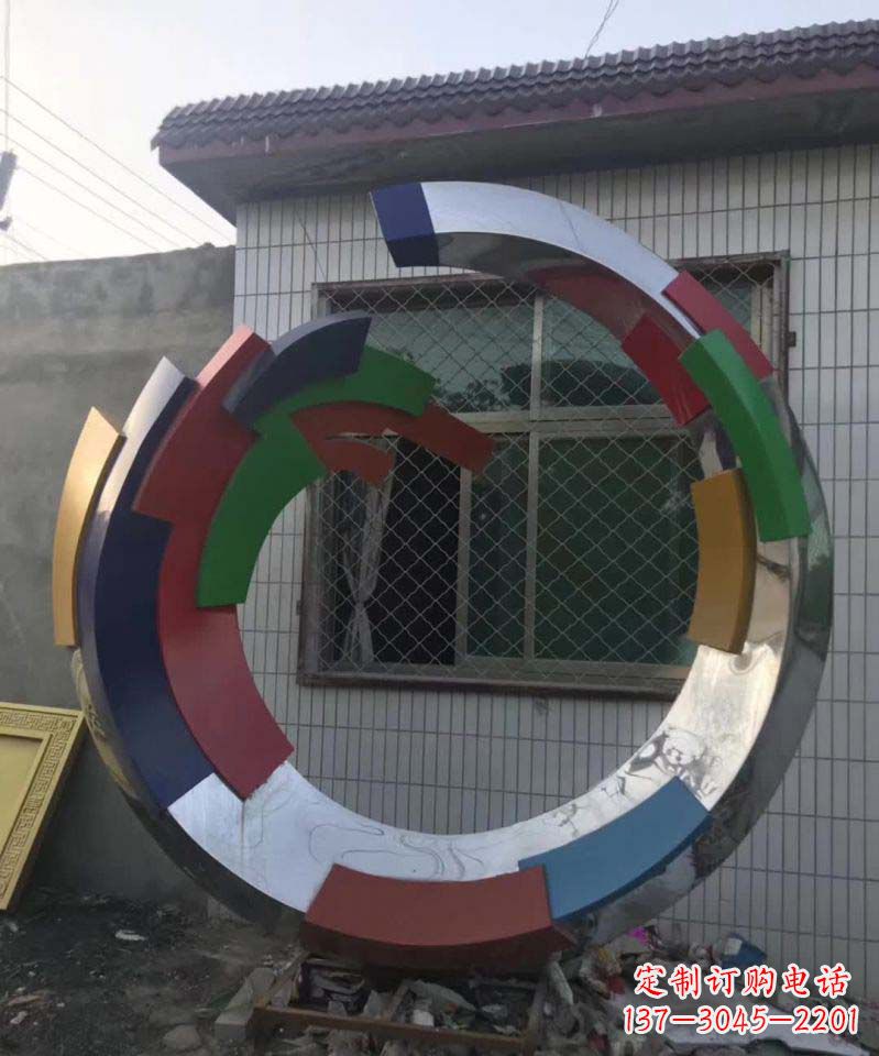 信阳绚烂多彩的不锈钢圆环雕塑