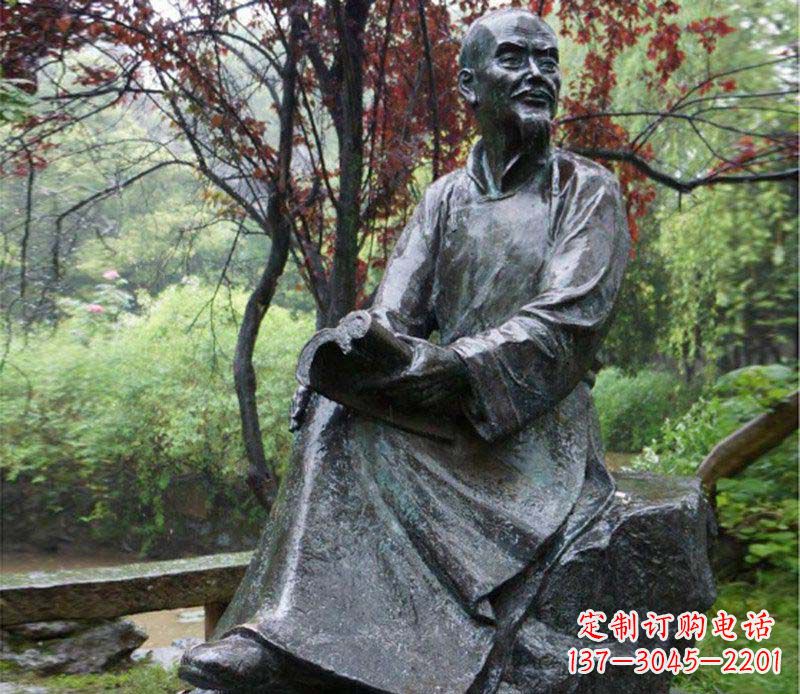 信阳纪念古代名人的雕塑