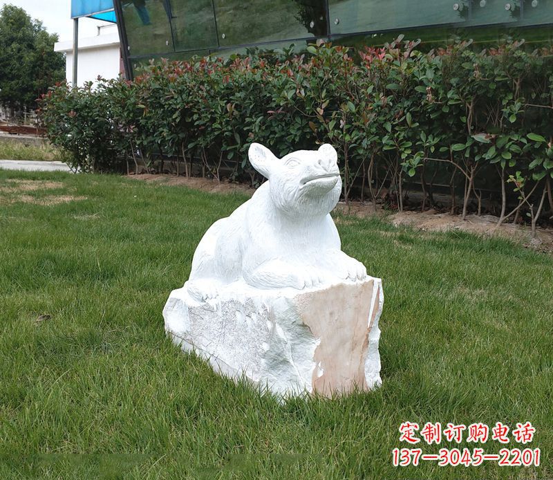 信阳草丛狗熊石雕