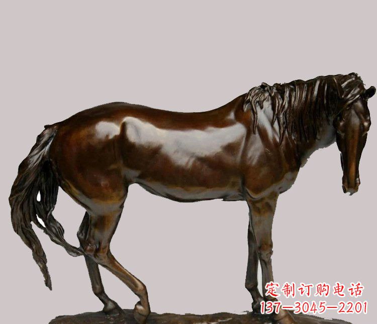 信阳草原上的动物雕塑