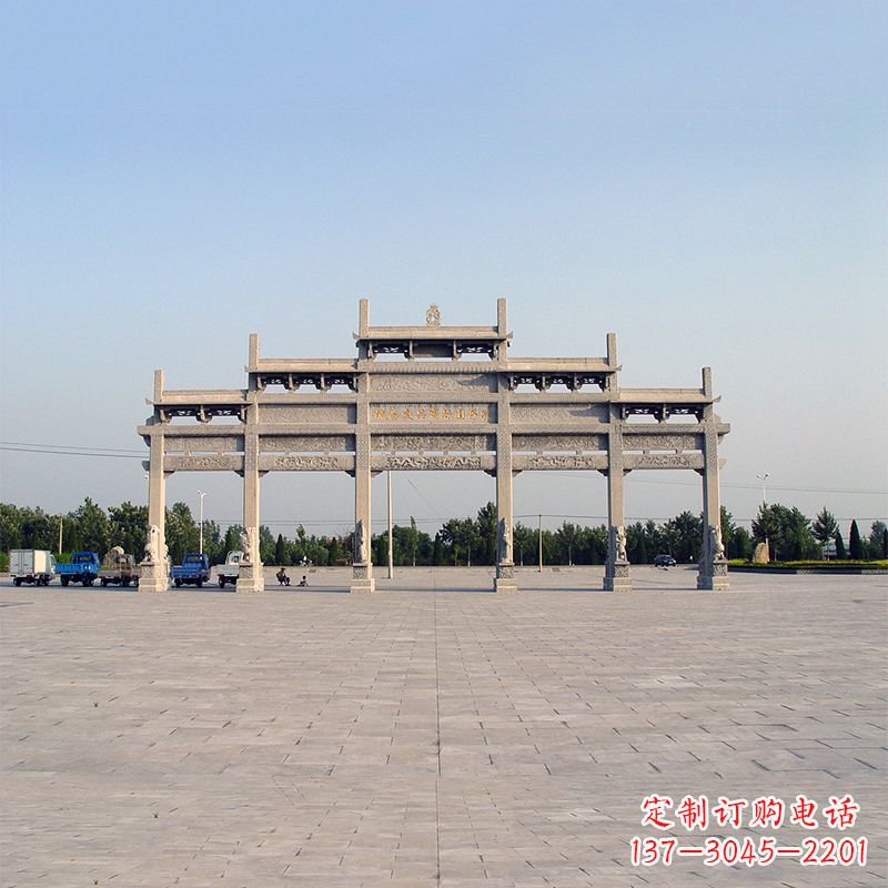 信阳精美石雕牌坊点缀城市广场