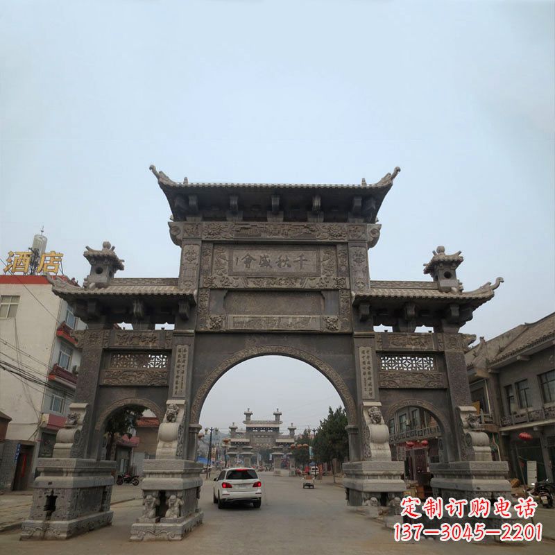 信阳城市街道仿古三门石雕牌楼