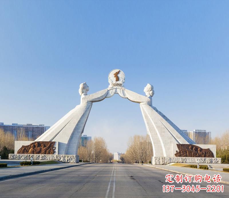 信阳城市街道的拱门雕塑——让城市更加精彩