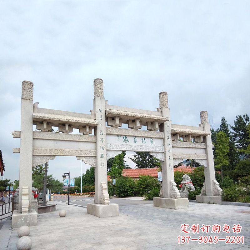 信阳城市街道上的牌坊雕塑