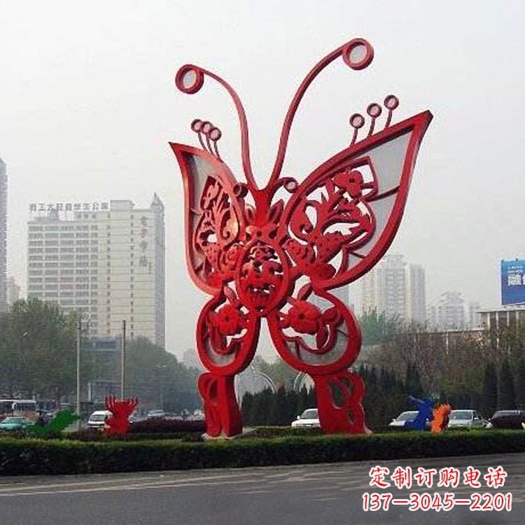 信阳绿化带上的大型红色蝴蝶雕塑