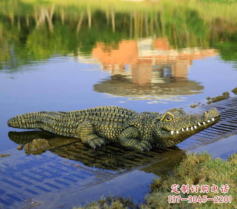 信阳池塘水池仿真大鳄鱼雕塑玻璃钢园林水景草丛动物摆件