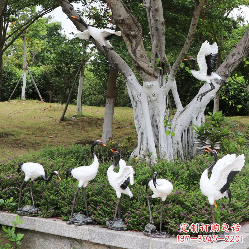 信阳美丽的仙鹤雕塑