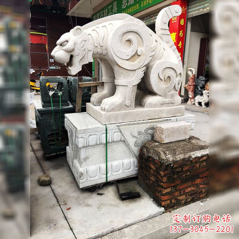 信阳大理石广场大门上的精美豹子雕塑