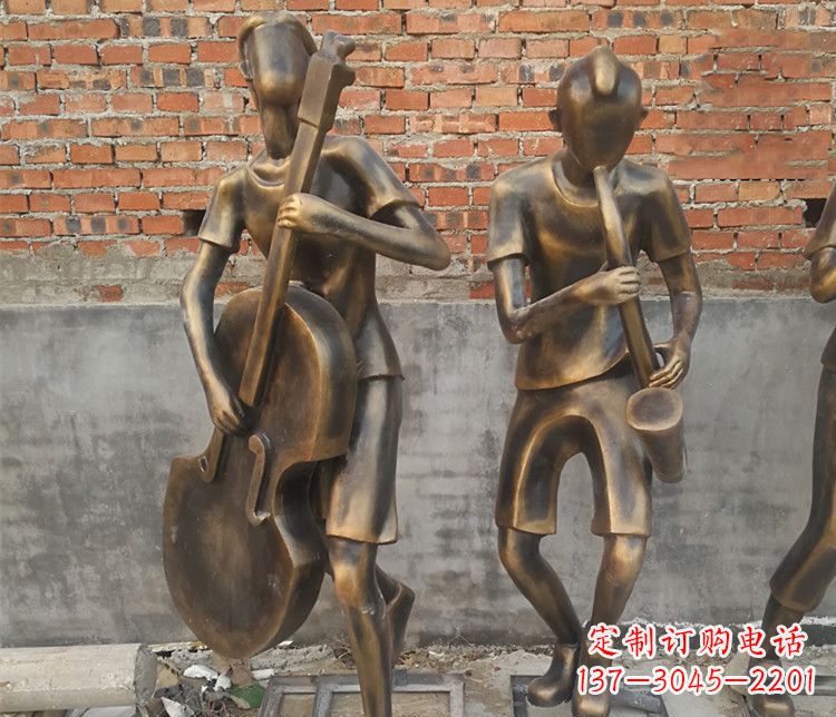 信阳雄伟屹立——萨克斯铜雕