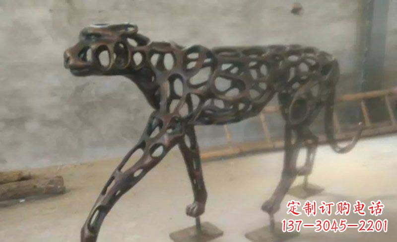 信阳珍贵的豹雕塑——金钱豹公园的标志