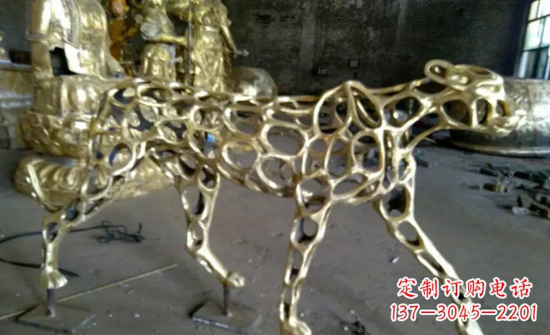 信阳静谧的金钱豹雕塑