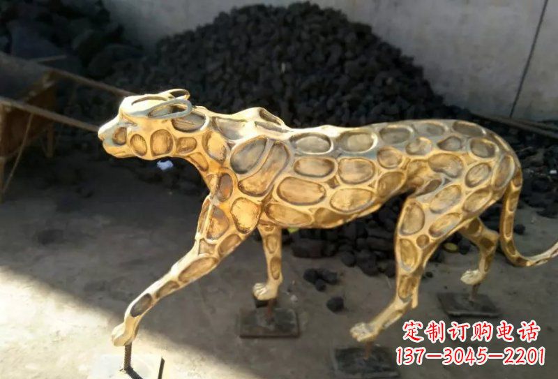 信阳青铜豹雕塑象征着非凡力量与威严
