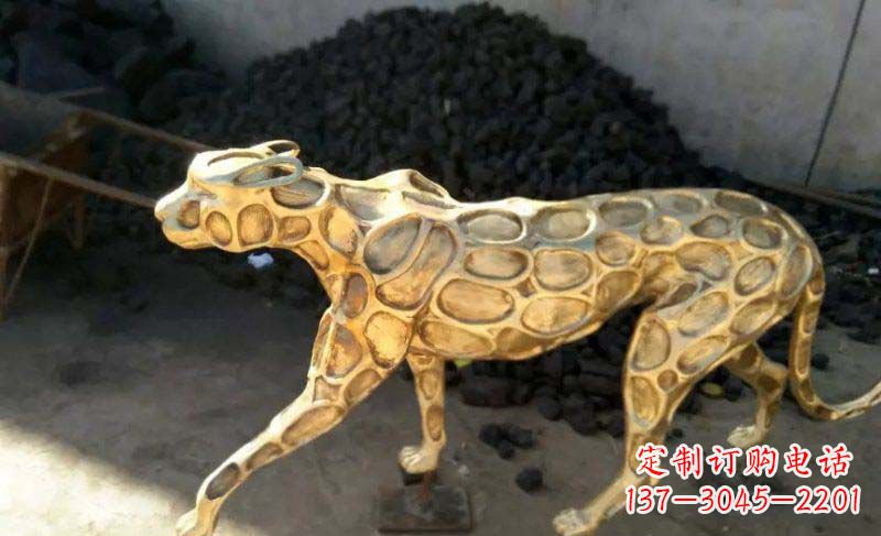 信阳雄健的豹雕塑