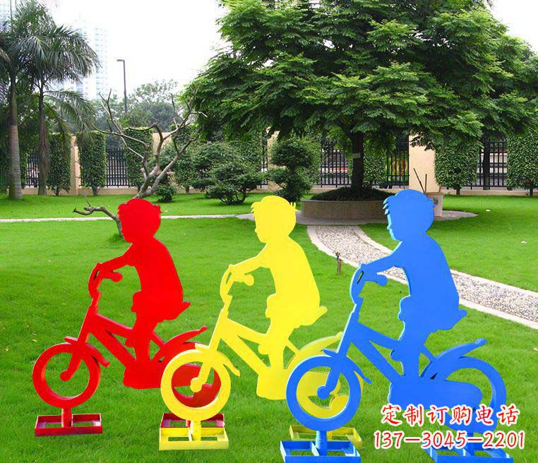 信阳青春无悔——一尊男孩骑车雕塑
