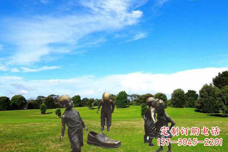 信阳儿童雕塑借穿大鞋的儿童为灵感