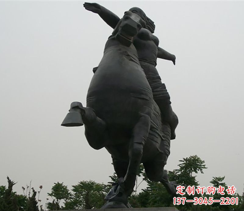 信阳穿越时空铜人骑马铜雕
