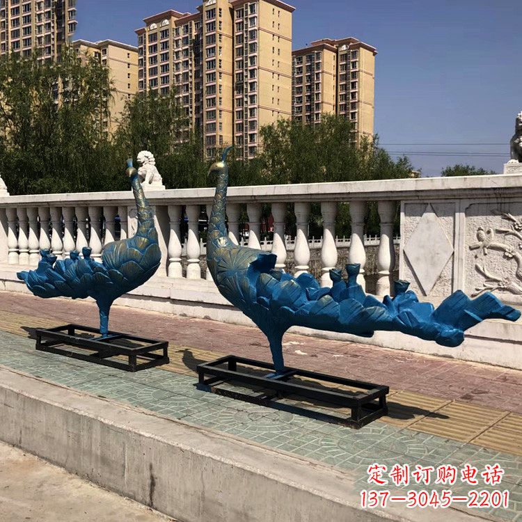 信阳珠翠集精美孔雀雕塑