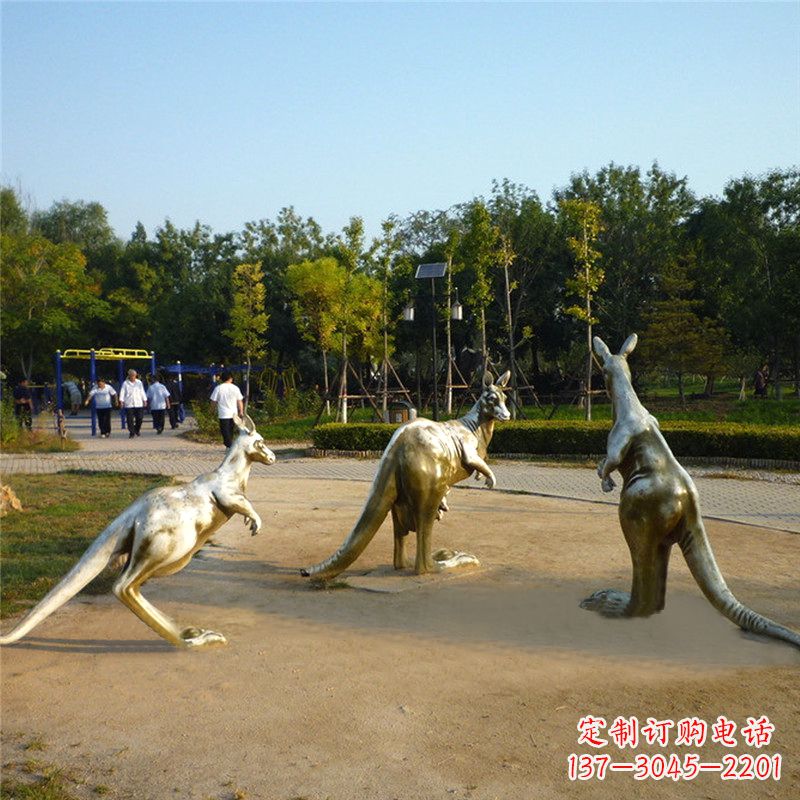 信阳袋鼠雕塑点缀小区公园和谐景观