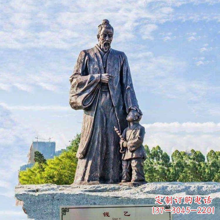 信阳纯铜钱乙雕像传承历史的象征