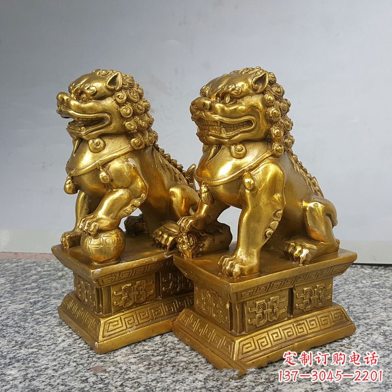 信阳纯铜狮子雕塑,象征着中国历史文化