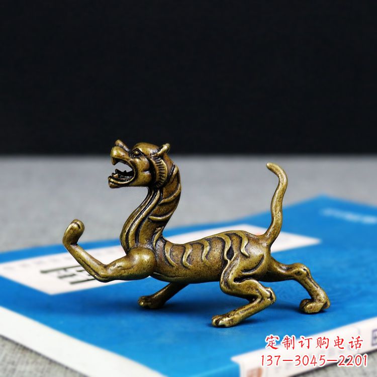 信阳金色纯铜铸造的白虎雕塑