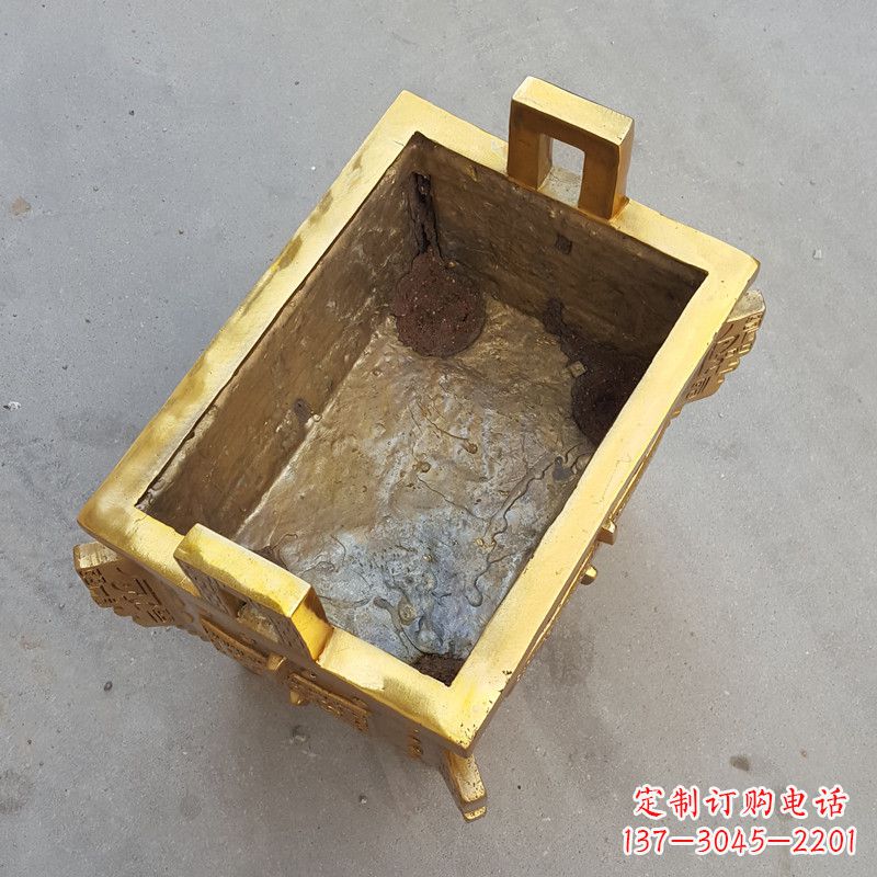 信阳以纯铜铸造的金色香炉鼎