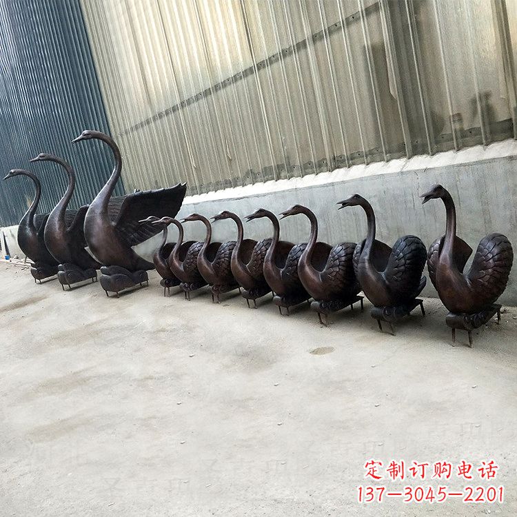 信阳精致的铜质天鹅雕塑