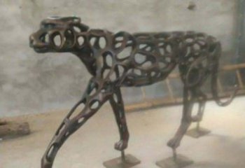 信阳珍贵的豹雕塑——金钱豹公园的标志