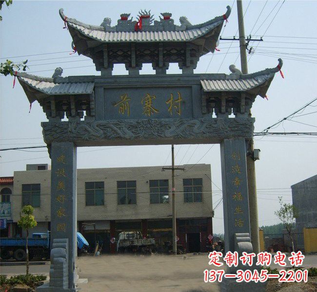 信阳“古老的牌坊雕塑——传承着中华文明的瑰宝”