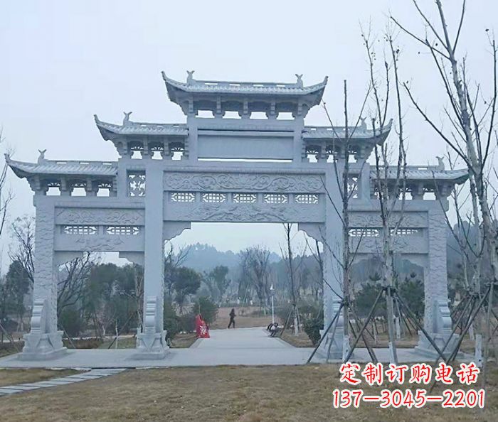 信阳村口三门石雕牌楼古朴华丽