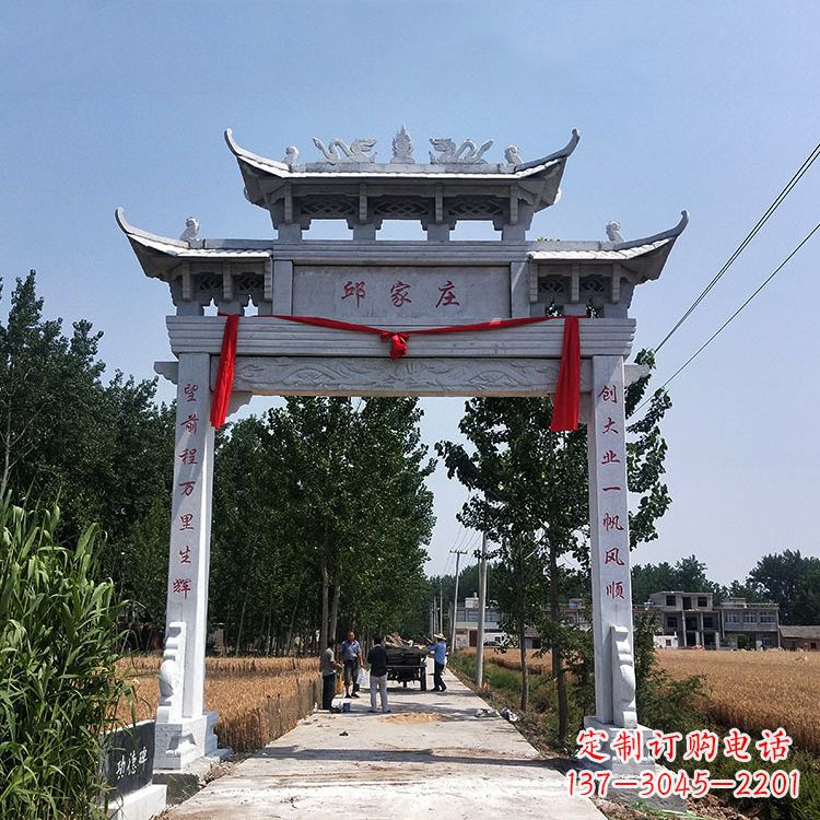 信阳古村落中的石牌坊雕塑
