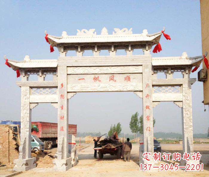信阳村庄大理石三门牌坊石雕。