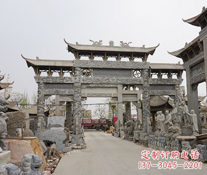 信阳该牌坊雕塑。