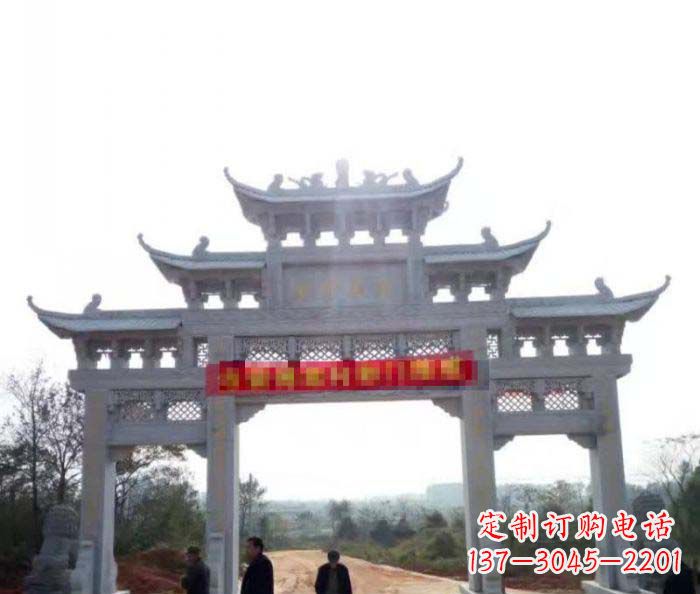 信阳三门石雕牌楼古老而精美的雕塑