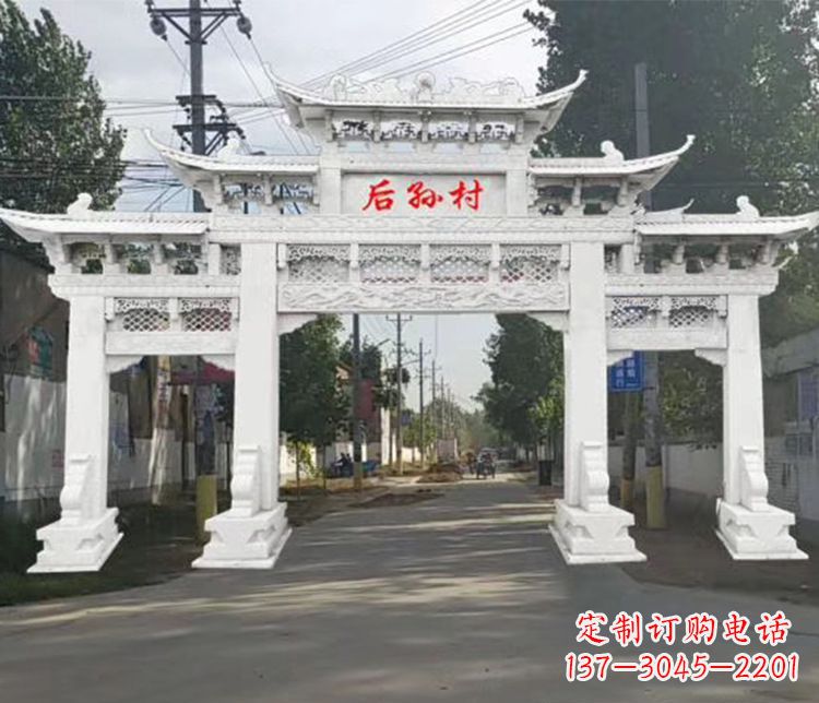 信阳精巧古朴的村庄牌坊石雕