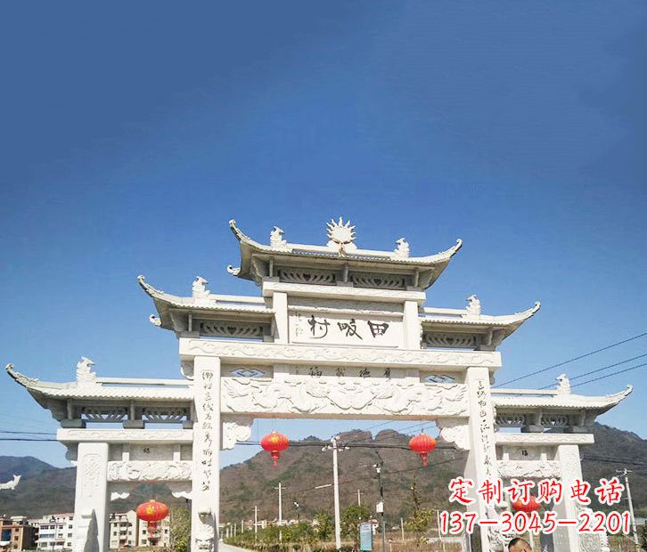 信阳村庄的牌坊雕塑