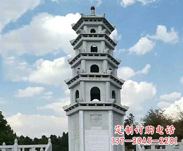 信阳神秘的宝塔雕塑