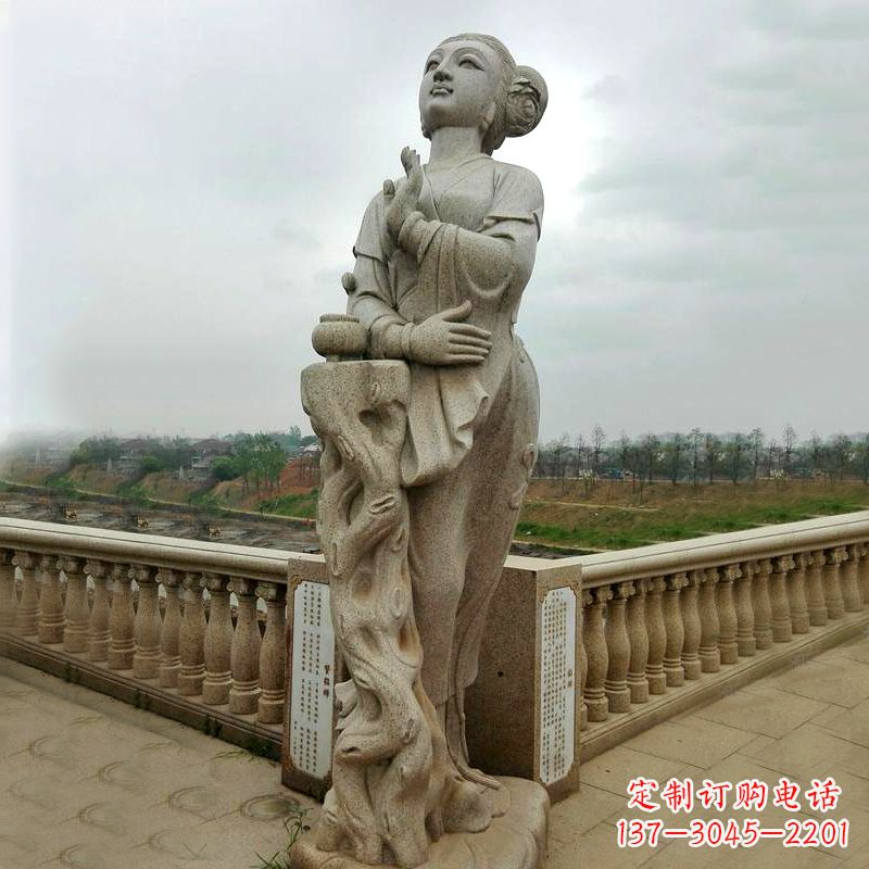 信阳公园广场的貂蝉雕塑古代四大美女之一