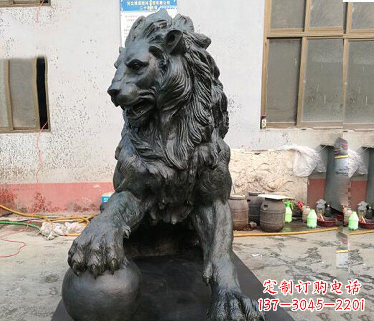 信阳高质量西方踩球狮子铜雕塑